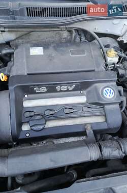 Хэтчбек Volkswagen Golf 2000 в 