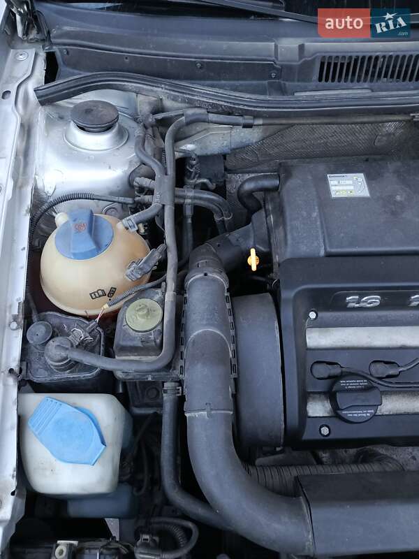Хэтчбек Volkswagen Golf 2000 в Городке
