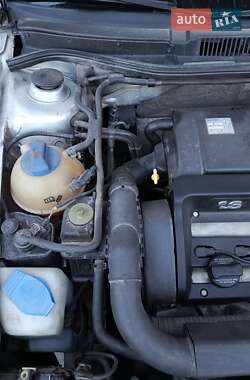 Хэтчбек Volkswagen Golf 2000 в 