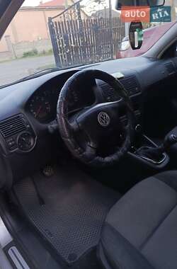 Хэтчбек Volkswagen Golf 2000 в 