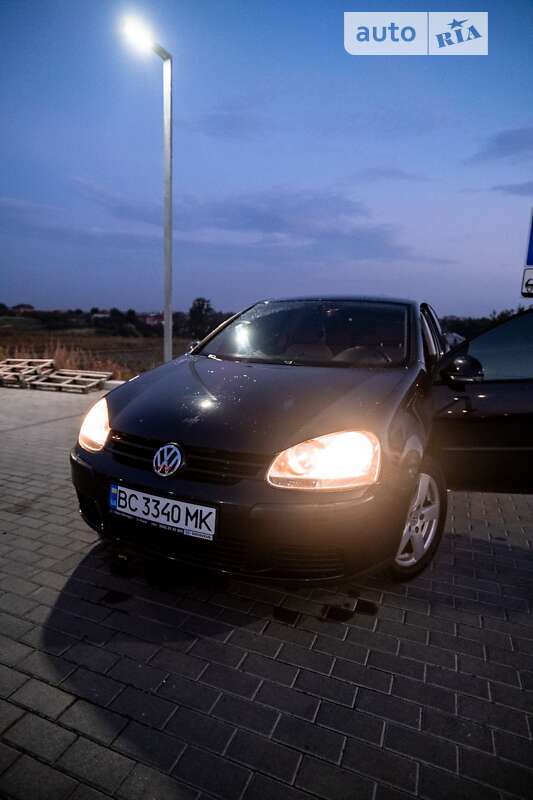 Хэтчбек Volkswagen Golf 2004 в Львове