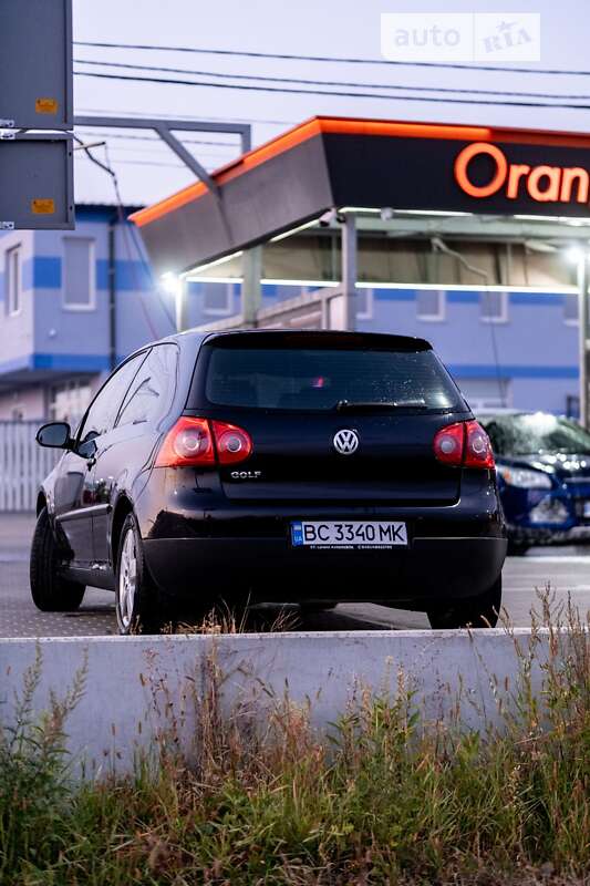 Хэтчбек Volkswagen Golf 2004 в Львове