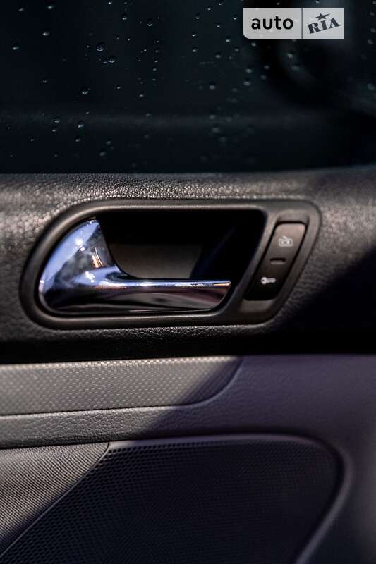 Хэтчбек Volkswagen Golf 2004 в Львове