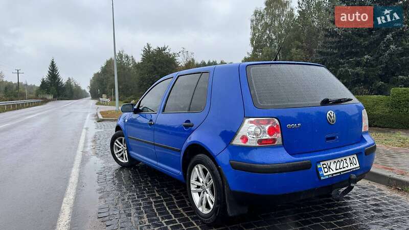 Хэтчбек Volkswagen Golf 2002 в Сарнах