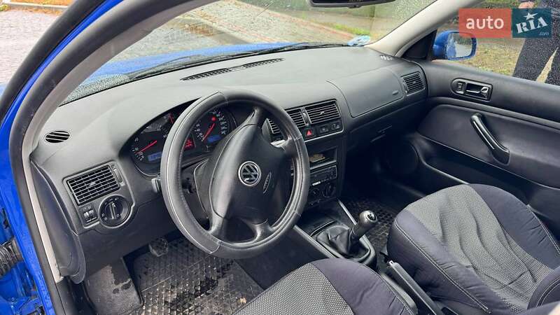 Хэтчбек Volkswagen Golf 2002 в Сарнах