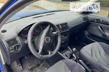 Хэтчбек Volkswagen Golf 2002 в Сарнах