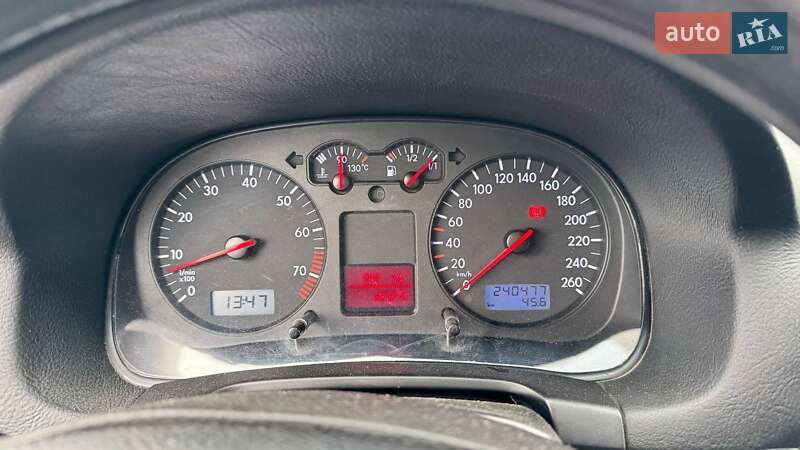 Хэтчбек Volkswagen Golf 2002 в Сарнах