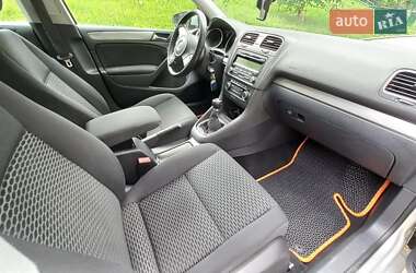 Хэтчбек Volkswagen Golf 2010 в 
