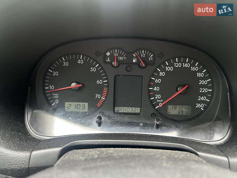 Хэтчбек Volkswagen Golf 2003 в Коростене