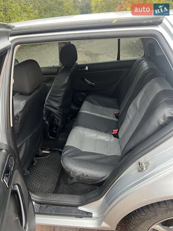 Хэтчбек Volkswagen Golf 2003 в Коростене