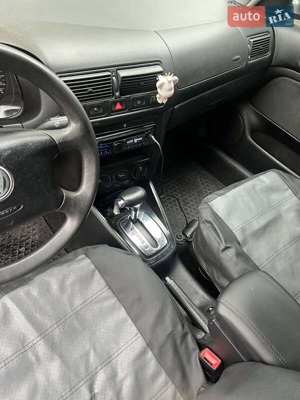 Хэтчбек Volkswagen Golf 2003 в Коростене