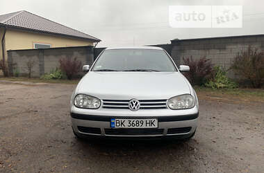 Хэтчбек Volkswagen Golf 2001 в Сарнах