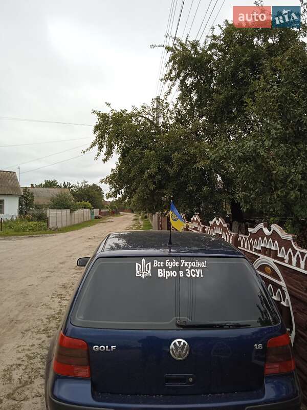 Фастбэк Volkswagen Golf 2001 в Ровно