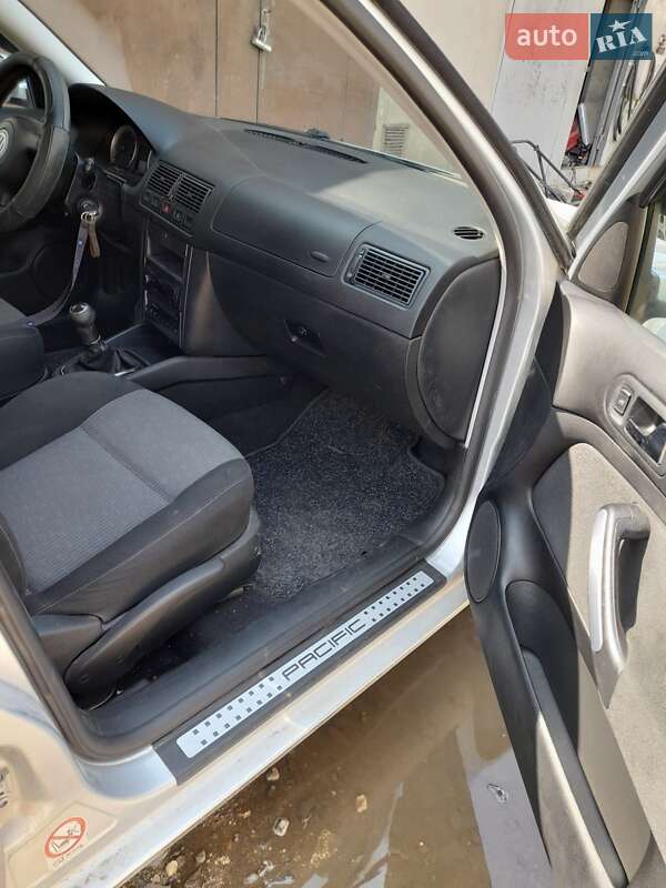 Хетчбек Volkswagen Golf 2003 в Тернополі