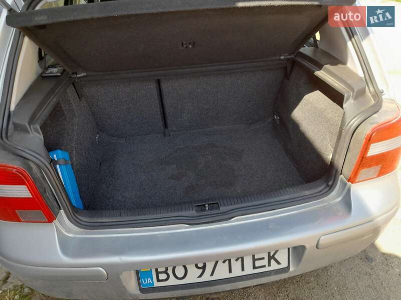 Хетчбек Volkswagen Golf 2003 в Тернополі