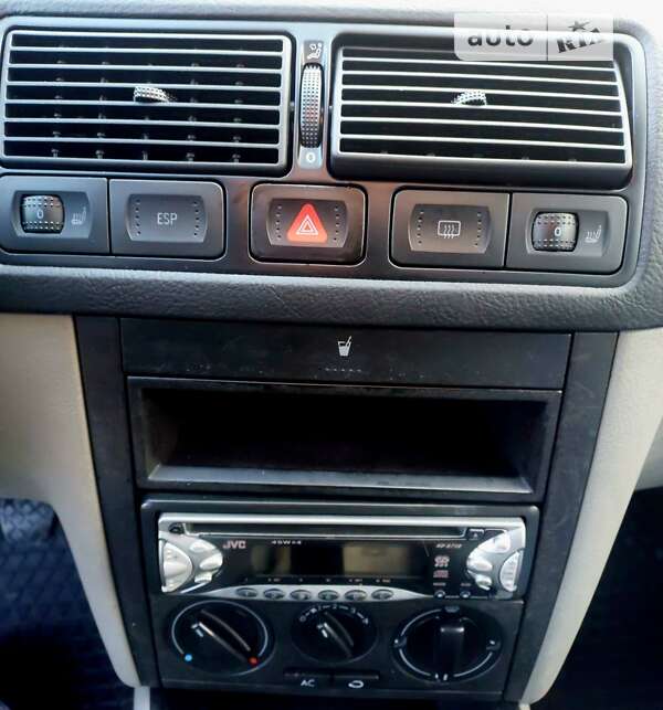 Хэтчбек Volkswagen Golf 2001 в Звягеле