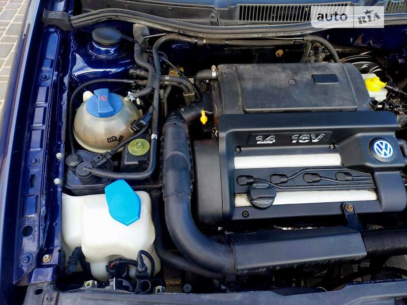 Хэтчбек Volkswagen Golf 2001 в Звягеле