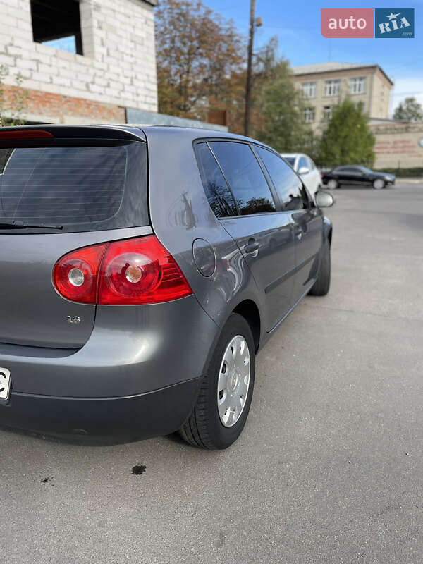 Хэтчбек Volkswagen Golf 2004 в Первомайске
