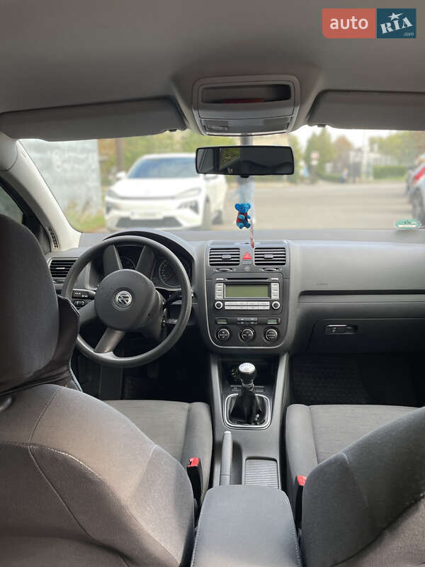 Хэтчбек Volkswagen Golf 2004 в Первомайске