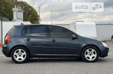 Хетчбек Volkswagen Golf 2005 в Чернівцях