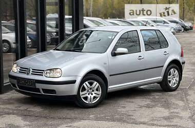 Хетчбек Volkswagen Golf 2001 в Харкові