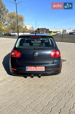 Хэтчбек Volkswagen Golf 2005 в Нововолынске