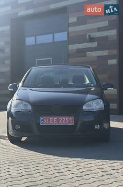 Хэтчбек Volkswagen Golf 2005 в Нововолынске