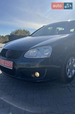 Хэтчбек Volkswagen Golf 2005 в Нововолынске