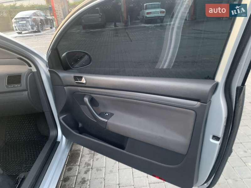 Хэтчбек Volkswagen Golf 2003 в Мукачево