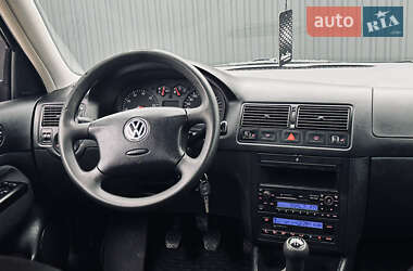 Хэтчбек Volkswagen Golf 2003 в Львове