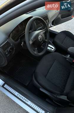 Хэтчбек Volkswagen Golf 2002 в Звягеле