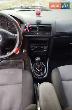 Хэтчбек Volkswagen Golf 2000 в 