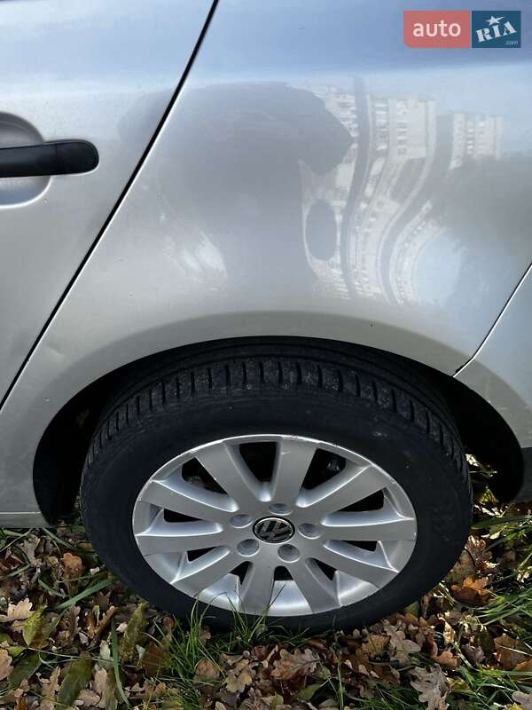 Хетчбек Volkswagen Golf 2004 в Львові