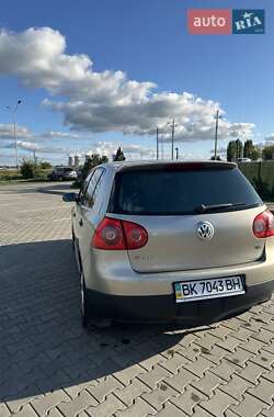 Хетчбек Volkswagen Golf 2005 в Вараші