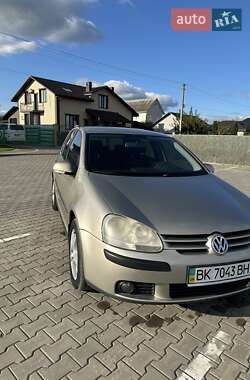 Хетчбек Volkswagen Golf 2005 в Вараші