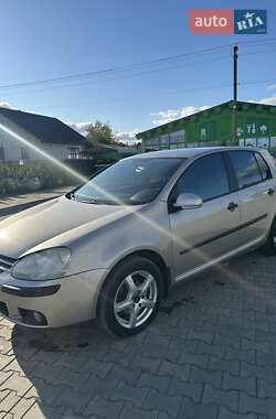 Хетчбек Volkswagen Golf 2005 в Вараші