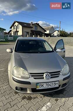 Хетчбек Volkswagen Golf 2005 в Вараші