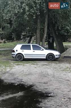 Хетчбек Volkswagen Golf 2003 в 