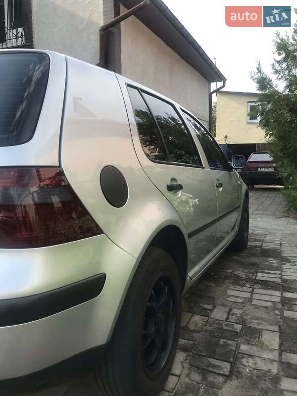 Хетчбек Volkswagen Golf 2003 в Києві