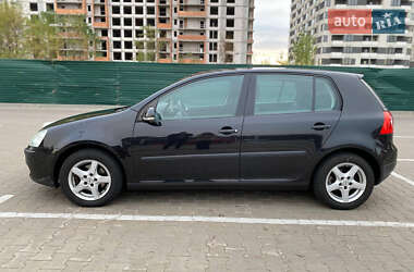 Хэтчбек Volkswagen Golf 2005 в 
