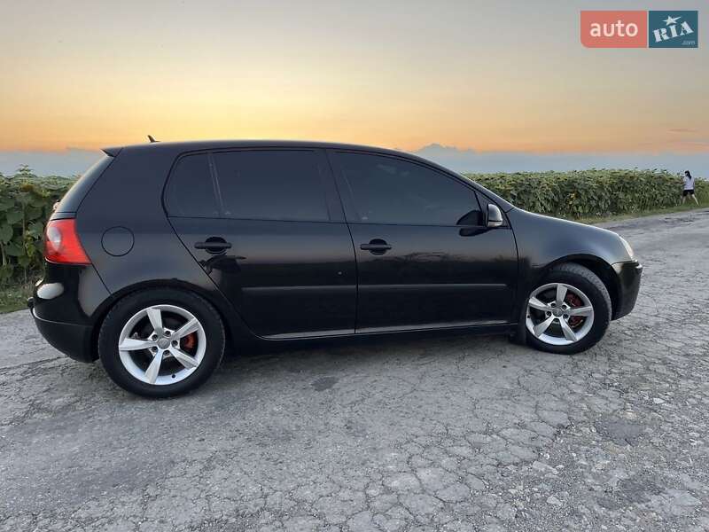 Хетчбек Volkswagen Golf 2003 в Новій Ушиці