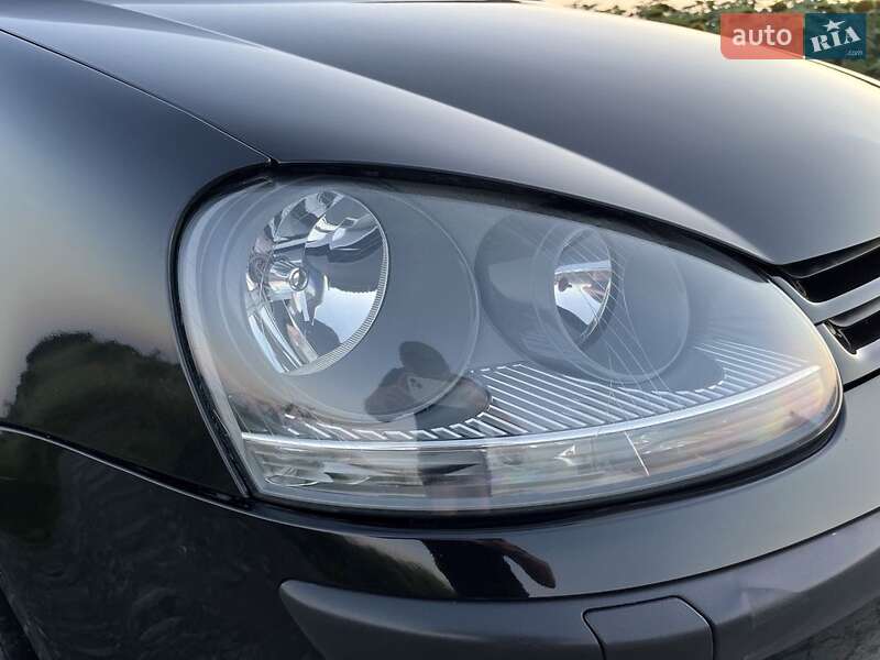 Хетчбек Volkswagen Golf 2003 в Новій Ушиці