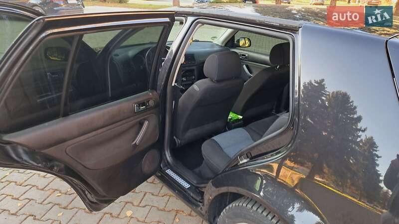 Хэтчбек Volkswagen Golf 2003 в Черновцах