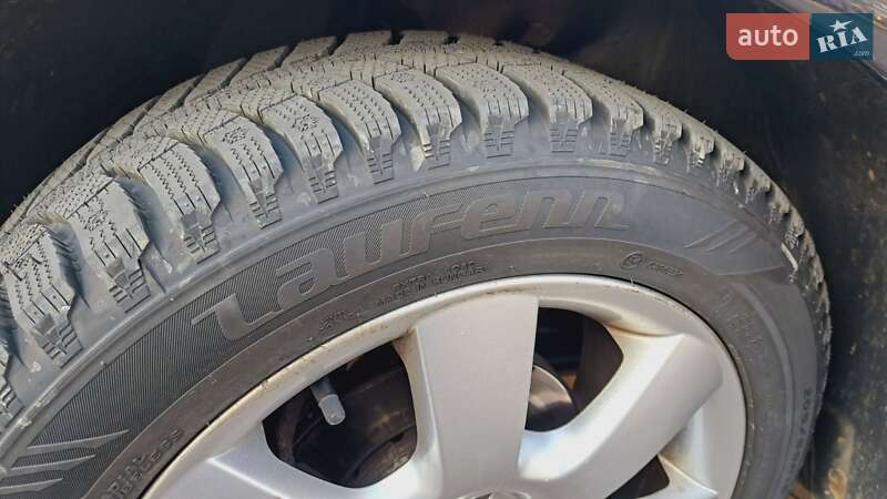 Хэтчбек Volkswagen Golf 2003 в Черновцах