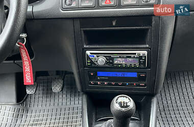 Хэтчбек Volkswagen Golf 2001 в 