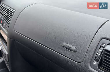 Хэтчбек Volkswagen Golf 2001 в 