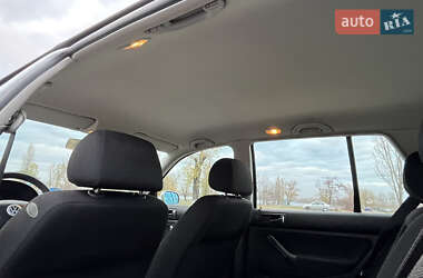 Хэтчбек Volkswagen Golf 2001 в 