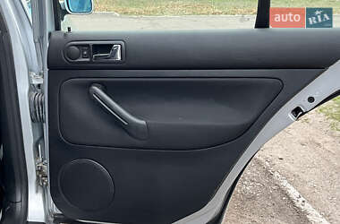Хэтчбек Volkswagen Golf 2001 в 
