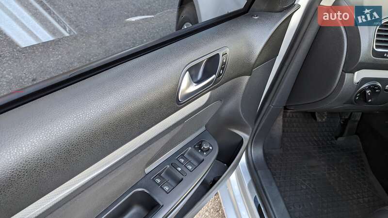 Універсал Volkswagen Golf 2013 в Чернівцях