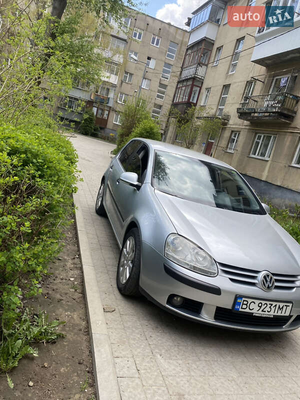 Хетчбек Volkswagen Golf 2004 в Львові